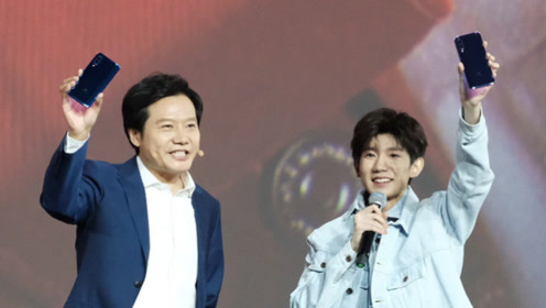 蓝孩纸也有自拍小心机？王源与雷军合照屏幕里却只有自己