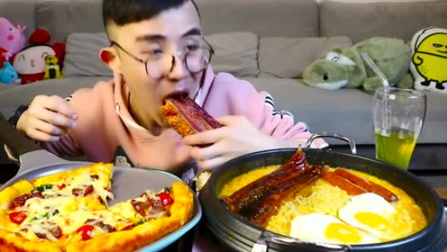 光小强版土豪级别的一餐,脆皮烤肉加鳗鱼芝士拉面,搭配叉烧披萨