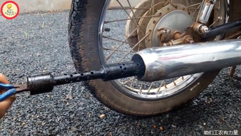 小时候就好奇二冲程摩托的排气筒里有啥，如今把里面的东西抽出来