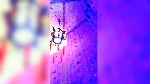 鄂尔多斯准格尔的一家饭店，走廊很美，霓虹灯很漂亮