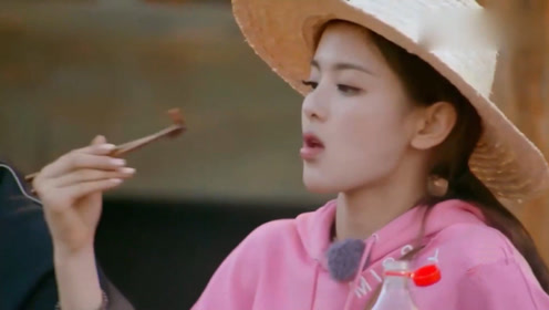 杨超越毫无包袱，很亲和饭桌大口大口吃，自制超越炒饭获得众人点赞