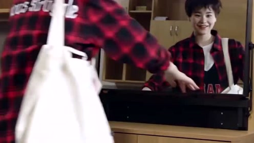 小词宿舍初聚首，不料这妹子怎么就不管别人是否单身就直接搭讪的