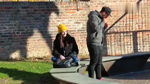 恶作剧：小伙突然点燃手中的假鞭炮，结果路人反应真激动，太作死了