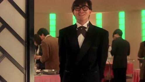 整蛊专家：星爷居然是坐着后备箱入场的，大叔的打扮无敌了