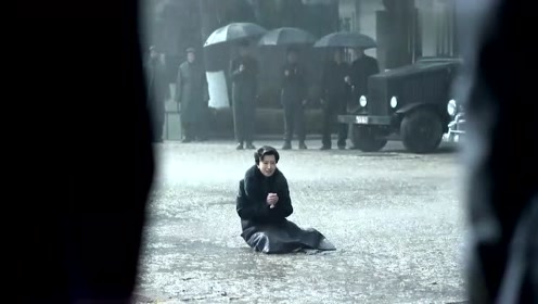 伪装者:大姐跌坐在雨中痛哭!明楼心疼了!却还是要冷静!