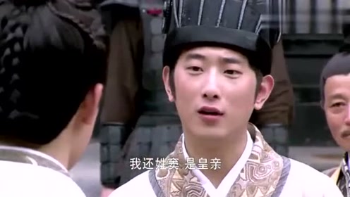 贪官当众羞辱男子，不料男子亮出皇帝的身份，贪官吓得立马跪地！