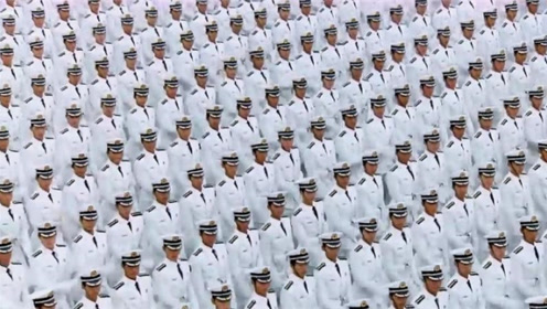 海军学员方队接受祖国和人民的检阅,齐刷刷的阵仗,看着就很舒服!