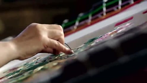 美女闯关上衣太宽松,大家都喜欢她低头弯腰前进