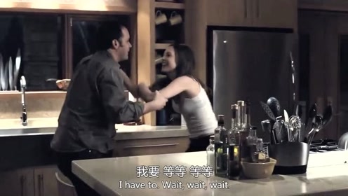 孤儿怨:夫妻俩竟然在厨房里?这一幕被领养的女孩看见,玩大了!