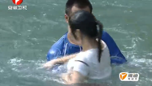 美女来闯关领子够大的,落水后救生员大哥也不淡定了