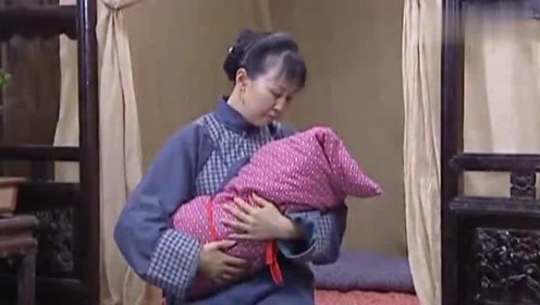 二姨太想陷害三姨太肚子里的孩子,不料却害死了自己襁褓中的儿子