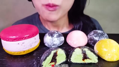 美女吃樱桃冰淇淋马卡龙,还有多种冰淇淋麻薯团,别提有多美味了