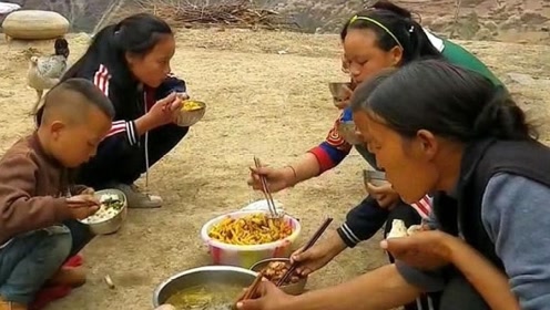 实拍大凉山,彝族一家人围坐一起吃饭,网友:真的好简单!
