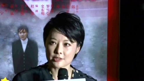 袁立在耶路撒冷拍婚纱照 身披白纱与老公梁太平恩爱亲吻