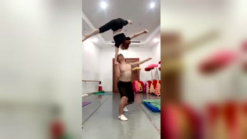 民间的杂技演员,单手举起小姐姐,这动作要练上百遍!