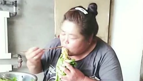 东北胖姐吃东西真香,大饭包吃着这么带劲,网友:她的生活很真实