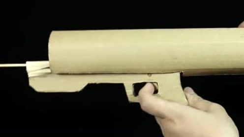外国小哥儿用废旧纸箱制作导弹枪,击中玩具