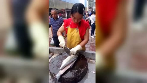 美女杀鱼方法新颖,动作干净利索,比别人贵点应该也有人买吧?