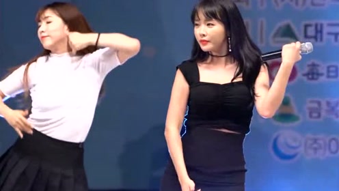 洪真英现场跳打糕舞,比之前风格更活泼,不愧是国民女神
