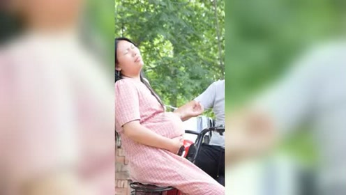 美女假装孕妇碰瓷,没想却遇上一个乡村妇产大夫,太搞笑了