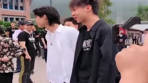 广东雨神和好兄弟许华升来参加活动,雨神太瘦了,要成"竹竿"了