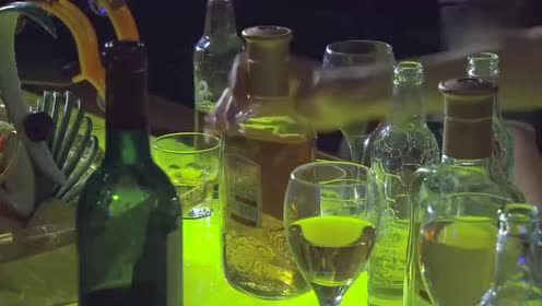客户为难美女喝酒,喝酒的姿势不简单