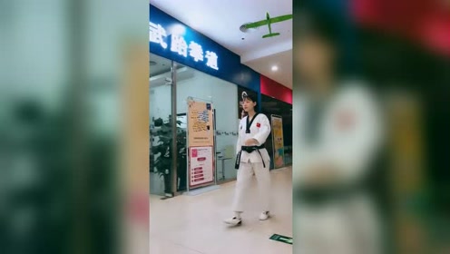 偶遇一位跆拳道黑带小姐姐,这身法不简单,这旋风脚你给几分?