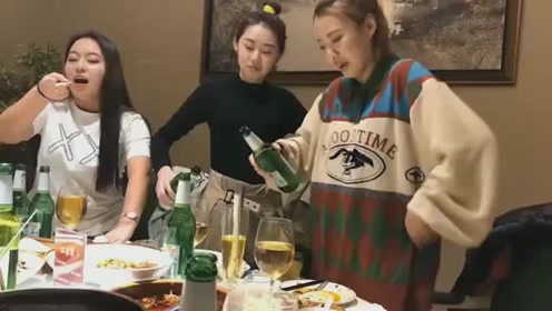 美女今天心情不好,请闺蜜去饭店喝酒,这都喝了两箱了,还一直在喝!