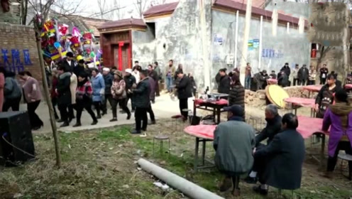 妯娌俩:河南商丘,白事过三年风俗你见过吗?农村姑娘实拍一段来看看