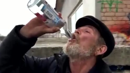 战斗民族喝酒就是与众不同,九十九度的伏特加直接对瓶吹,大爷你太狠了