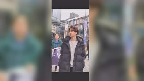 王一博嫌弃自己的照片像猴子露出惊讶搞怪表情太搞笑