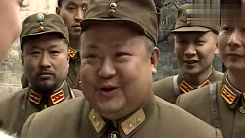 傻儿看见美女就挪不开眼,当着众多大佬的面,可真出糗!