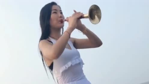 小姐姐唢呐吹奏《九妹》独特的风格,别有一番滋味在心头!