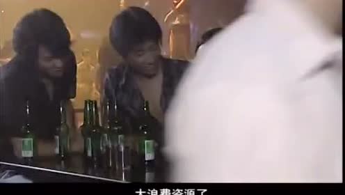 美女独自在夜店喝酒,被3个小混混盯上,太危险了
