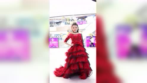宋小睿不愧是童模出身,这一转身,吸引多少人的眼球!