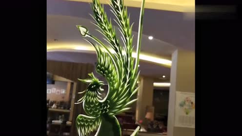 西瓜雕刻又来了,栩栩如生的凤凰,透光性好强啊