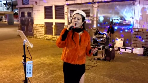 女歌手小红街头演唱情歌《我曾用心爱着你》好听极了