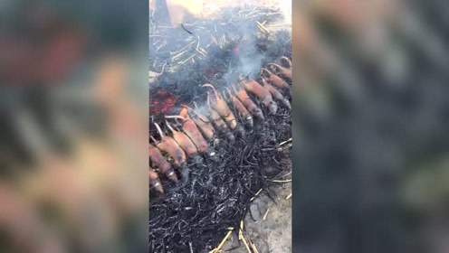 正在烤田鼠,一阵阵稻香味