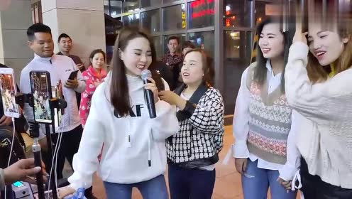网红二小姐,直播时大爷点了几首歌,看看能不能唱