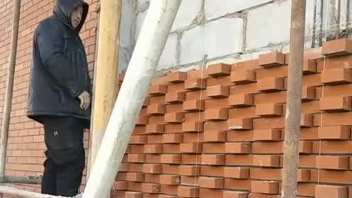这才是砌砖界的大神,这墙让你俩砌的,跟花一样!