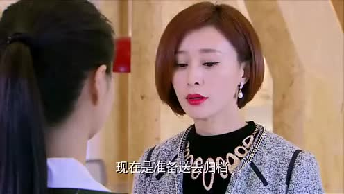 幸福归来:艾嘉和董事喝酒,正好被丁池看见了,丁池开始怀疑她