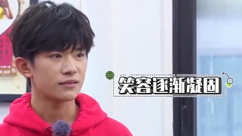 易烊千玺实力演绎笑容逐渐凝固,听不懂广东话,一脸懵的样子好可爱