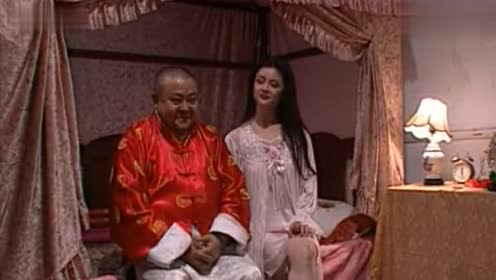 傻儿司令:美女穿纱裙约傻儿司令,司令都不敢拿正眼看,怕得怪病