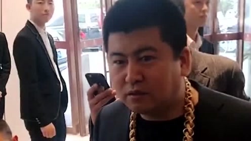 这是土豪标配吗,大金链子戴在脖子上真帅气,让我都羡慕了!