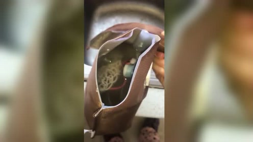 我想知道这热水袋剪开了,为什么里面是清水还有很多线?