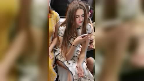 地铁偶遇的俄罗斯美女,穿丝袜旗袍尽显东方美,梦中情人的样子!