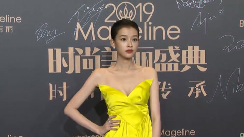 孙怡穿深v黄裙子走红毯,秀大长腿,不断提裙子防走光!