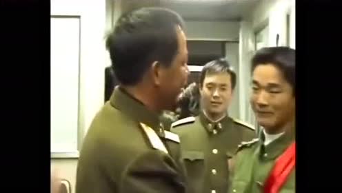 2004年底老山主攻团团长李英玉送别退伍士兵,忘不了的战友情.