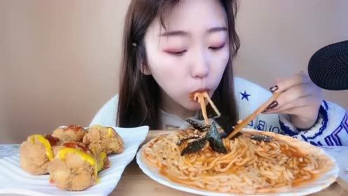 声控吃播小姐姐吃海苔火鸡面,看起来味道真不错,好想吃!