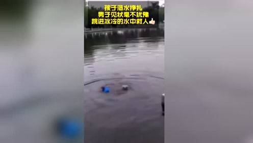 小姐姐蓝头发配上蓝色爆杯冰